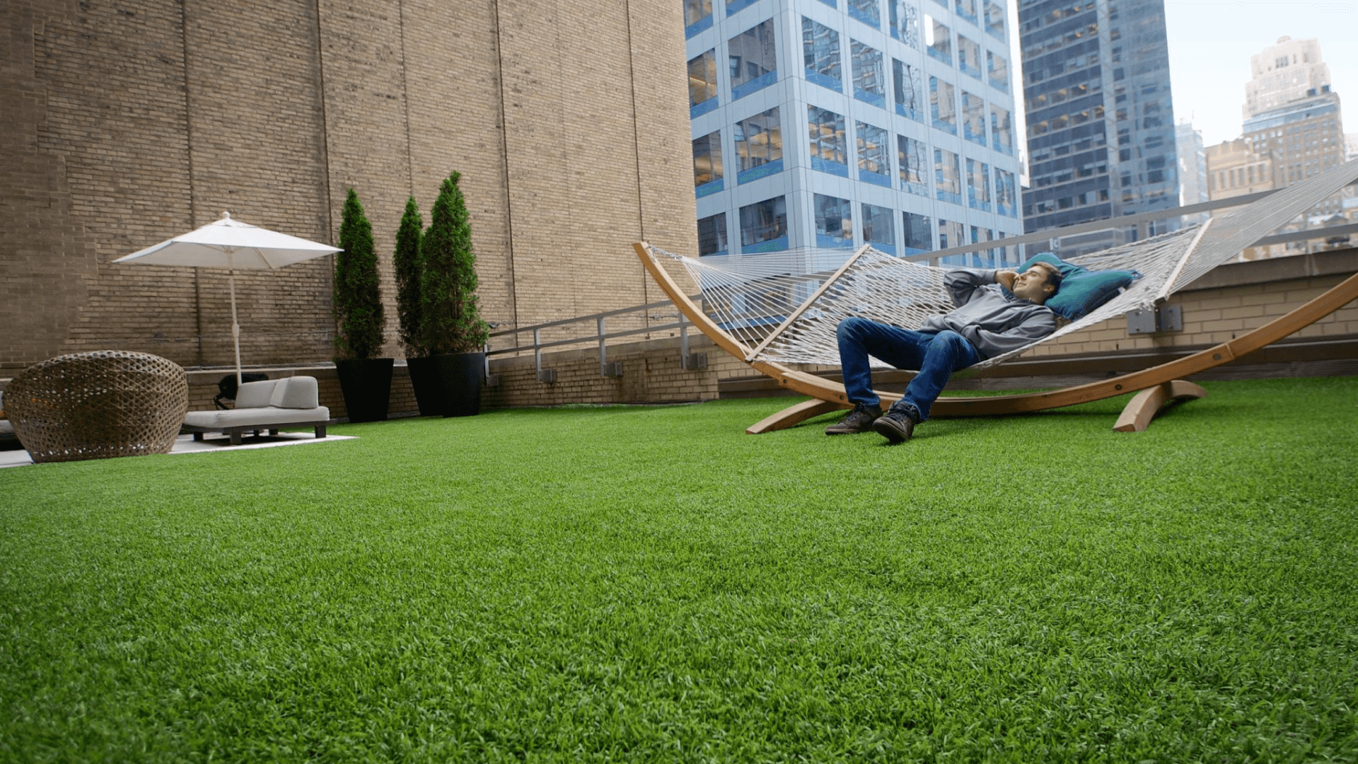 Urban rooftop deck with SYNLawn artificial grass